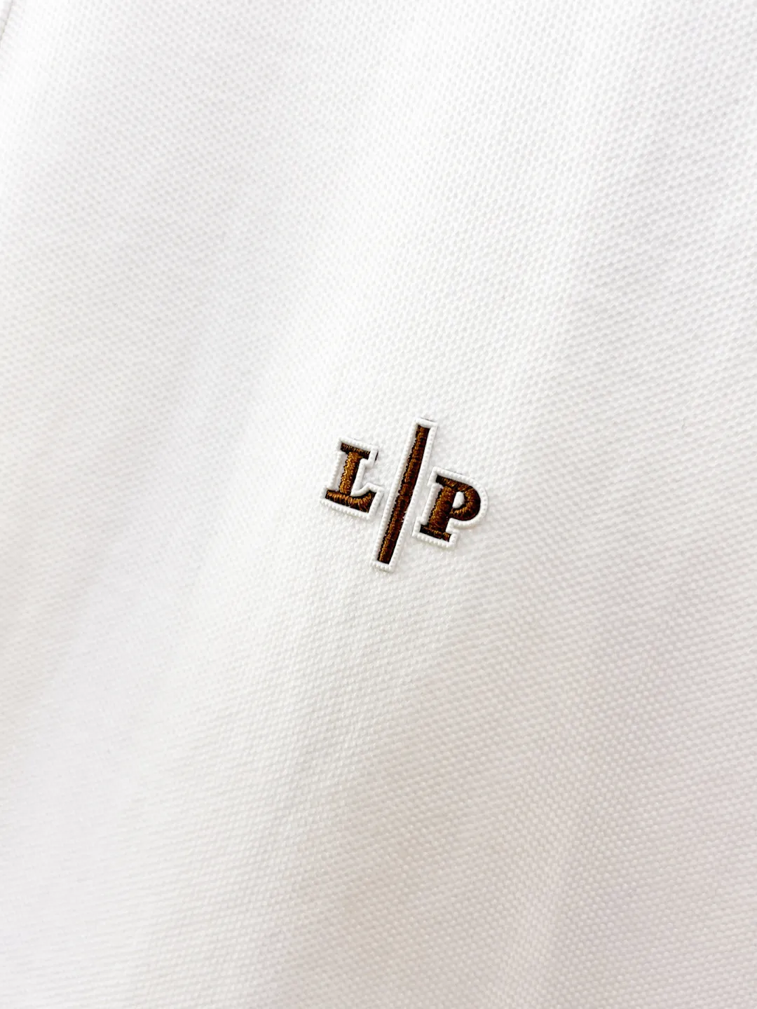 LP New Arrival long-sleeved Polo shirt, original fabric, official Same Style, made of pure cotton pique fabric, custom-made in the same vat, feels very comfortable and smooth, very wide and stylish, produced by factory for first-line brands, imported Behringer embroidery machine, embroidery is full and textured, collar and collar ribs are woven with imported yarn, does not deform after long-term wear, the most New Arrival style in autumn and winter, fashionable and individual Super Versatile and good-looking. It is very suitable for both men and women. It is a must-have for everyone. Size: M-XXXL
